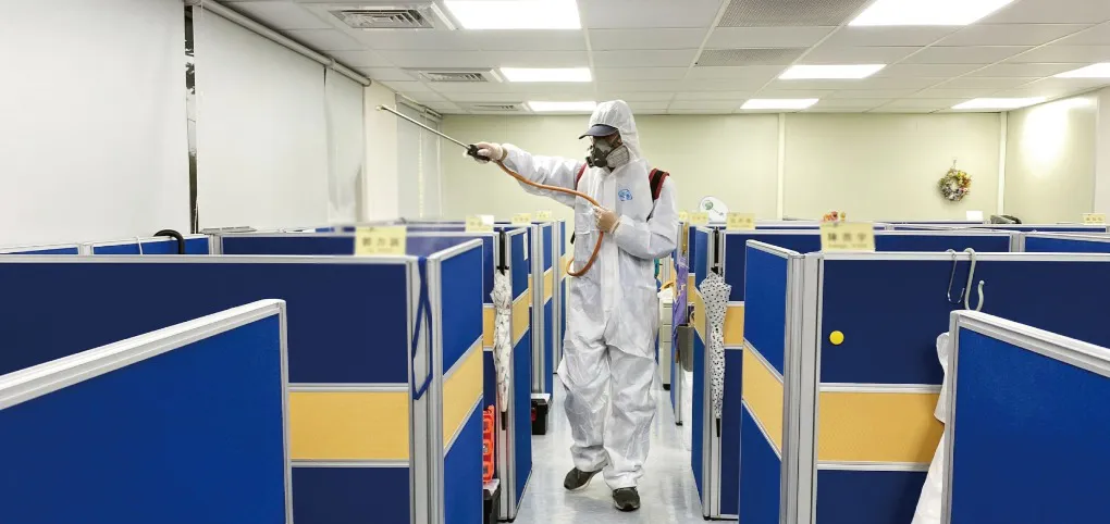 優美德環保專業防治師團隊於辦公室施作環境殺菌消毒